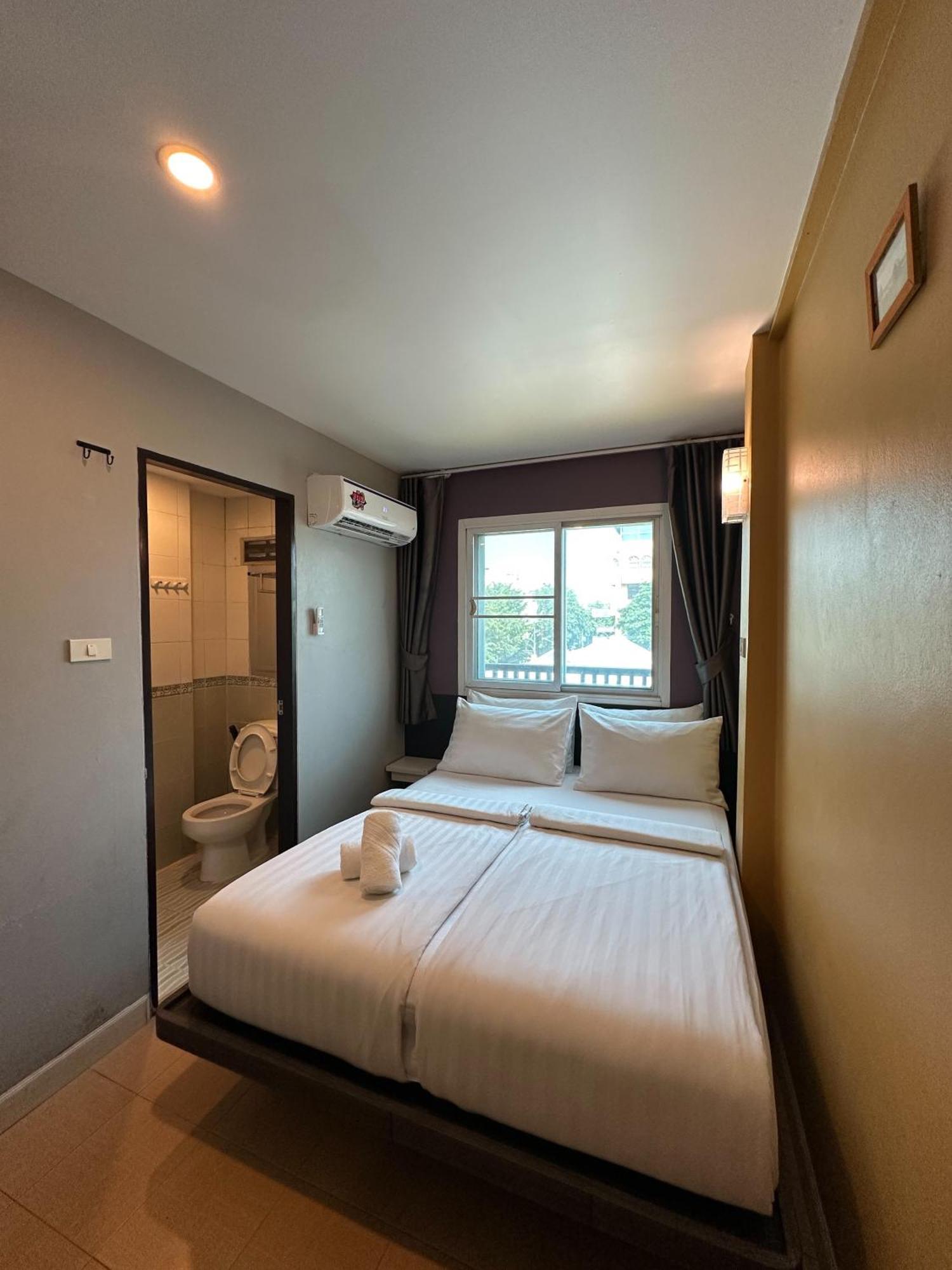 Bbhouse Phra Athit Hotel Bangkok Exterior photo